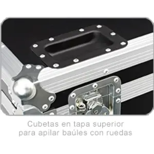 Baú de transporte empilhável com cubetas em tampa superior para empilhar baús com rodas.