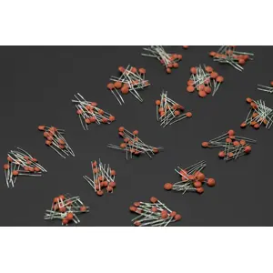 Conjunto de 250 condensadores cerâmicos (vários valores)